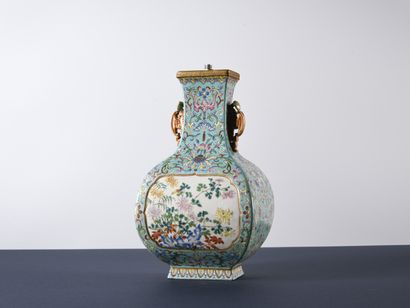 null CHINE : Exceptionnel vase Impérial en porcelaine de section quadrangulaire à...