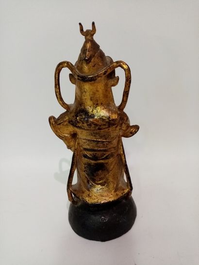 null CHINE, statuette en bronze doré, à patine noire 

20ème siècle 

H : 23 cm