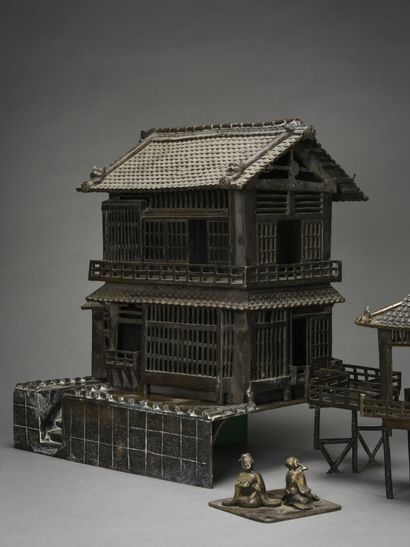  CHINE importante Miniature de temple avec personnages prenant le thé, en bronze...