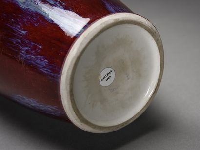  CHINE, Vase de forme balustre en porcelaine à décor monochrome rouge de cuivre,...