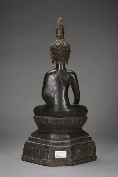  ASIE DU SUD EST (Laos ou Birmanie): Figurine en bronze à patine brun doré représentant...