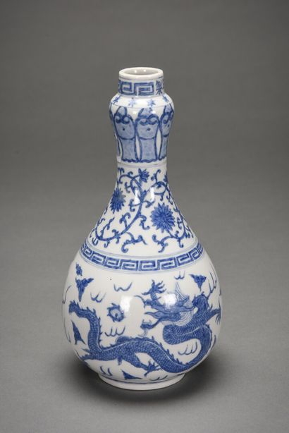 null CHINE, bouteille en porcelaine décorée en bleu sous couverte de dragons,pentadactyle...