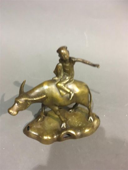  VIETNAM, sujet en bronze jeune homme et buffle 
H : 21 cm