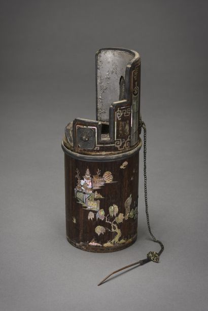 null VIETNAM Pipe à opium en bois et incrustation de nacre

Vers 1900

H : 21 cm