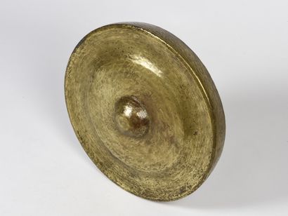 null CHINE, CONG chinois en bronze doré et martelé;

18ème siècle.

Diam : 48 cm