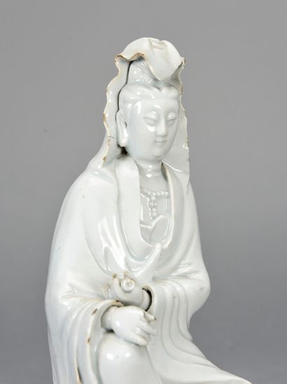  CHINE, Paire de figurines représentant la déesse Guanyin en porcelaine blanc. 
18/19ème...