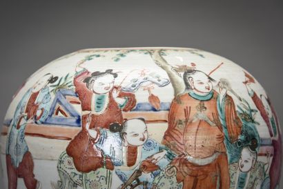 CHINE, Pot à gingembre en porcelaine décoré en émaux de la famille rose de personnages...