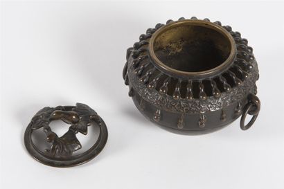  CHINE, brûle-parfum en bronze à décor de feuillage et godrons 
H: 12 cm