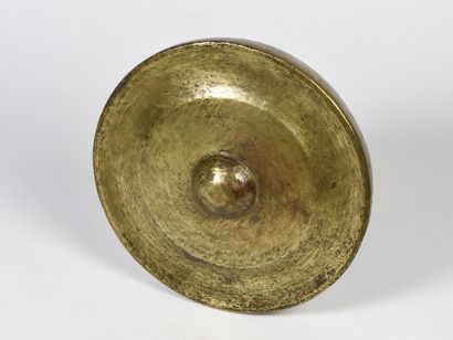  CHINE, CONG chinois en bronze doré et martelé; 
18ème siècle. 
Diam : 48 cm
