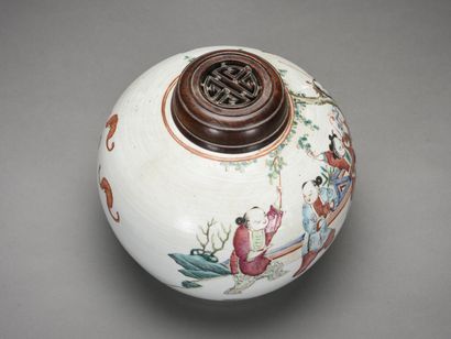  CHINE, Pot à gingembre en porcelaine décoré en émaux de la famille rose de personnages...