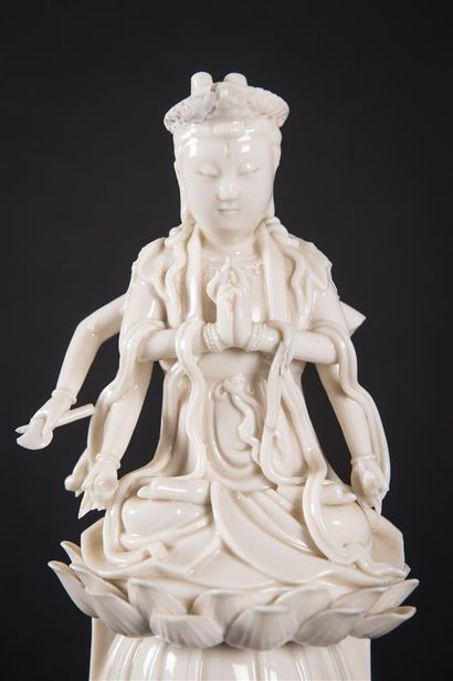 null CHINE, Statuette d'Avalokitesvara en porcelaine Blanc de Chine

18/19e siècle

La...