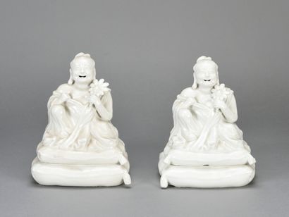 null Paire de boites couvertes en porcelaine à décor en ronde bosse d'un Boudha assis...