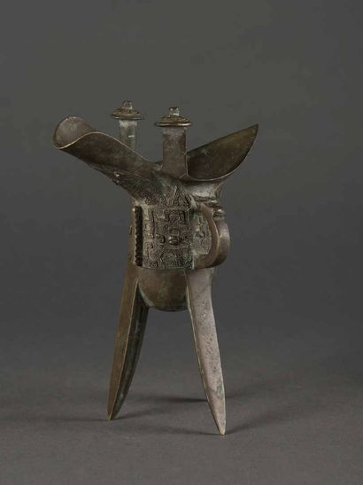 null CHINE, Coupe libatoire en bronze à décor archaïque anse latérale, tripode

...