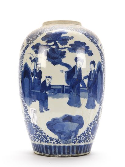  CHINE, Vase en porcelaine de forme ovoïde décoré en bleu sous couverte, d'une scène...
