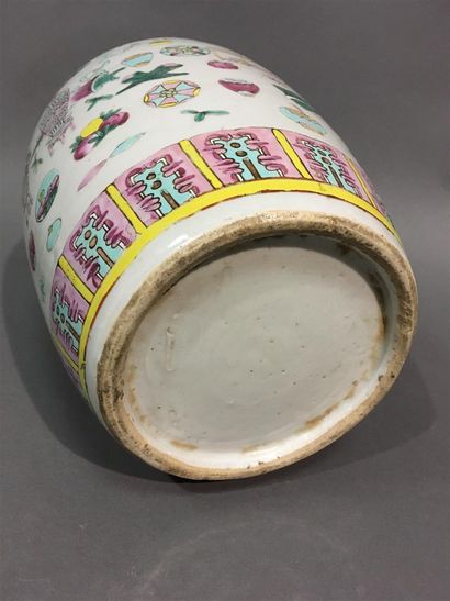 null CHINE, Vase ovoïde couvert en porcelaine à décor d'objets précieux en émaux...