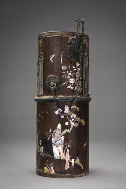 null VIETNAM Pipe à opium en bois et incrustation de nacre

Vers 1900

H : 21 cm