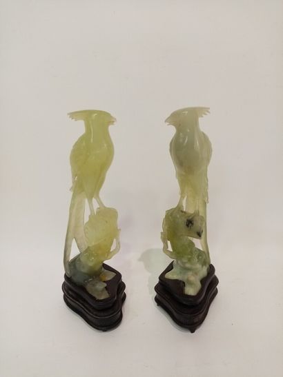 CHINE, Paire d'oiseaux en jadéite vert pâle 
H. 23 cm