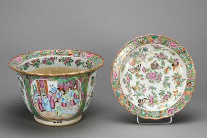  CHINE Grand cache-pot et son présentoir en porcelaine décoré de scènes de palais...