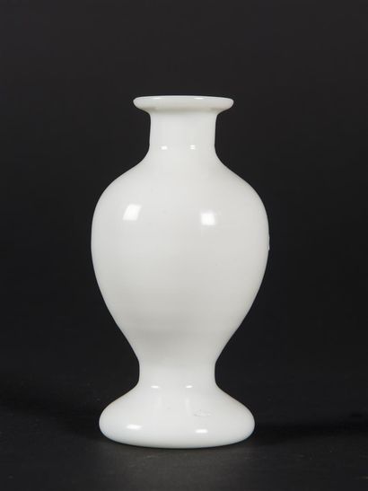  CHINE, Pekin, 
Petit vase en verre de couleur blanche signé Guangxu Vianzhi 
Période...