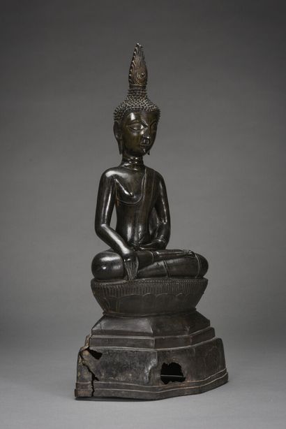  ASIE DU SUD EST (Laos ou Birmanie): Figurine en bronze à patine brun doré représentant...