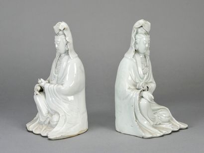  CHINE, Paire de figurines représentant la déesse Guanyin en porcelaine blanc. 
18/19ème...