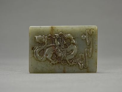 null CHINE, plaque, pendentif en jade avec décor de dragon 

6x4 cm 

45.4 g