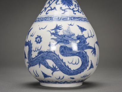  CHINE, bouteille en porcelaine décorée en bleu sous couverte de dragons,pentadactyle...