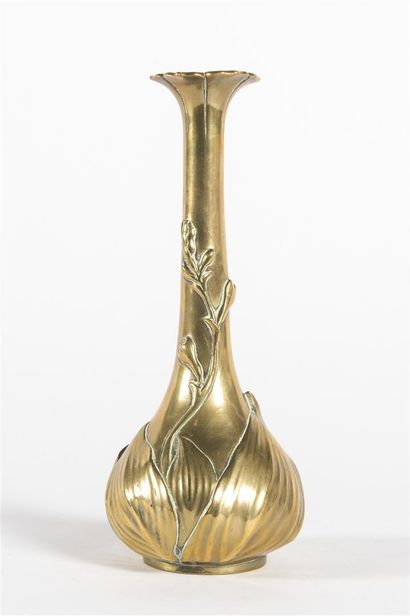  JAPON, vase en bronze 
Signé dans un cachet 
H : 23 cm
