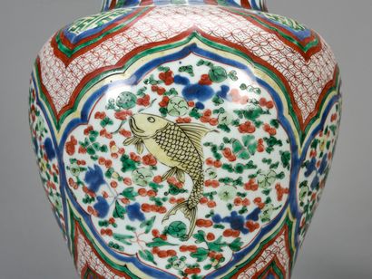  CHINE: Paire de potiches couvertes en porcelaine de forme balustre décorées en émaux...