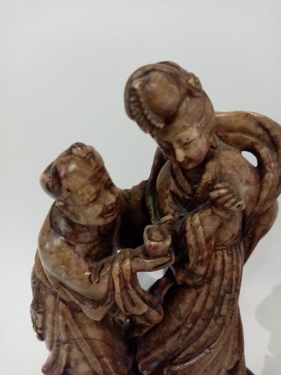  CHINE Deux Guanyin en stéatite sculptée en relief 
avec socle en bois 
H. 18 et...