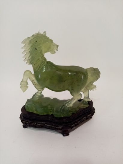 null CHINE, Cheval sculpté en jadéite vert " épinard "

Sur socle en bois 

H. 16...