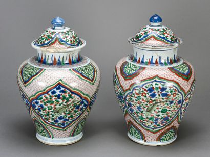  CHINE: Paire de potiches couvertes en porcelaine de forme balustre décorées en émaux...