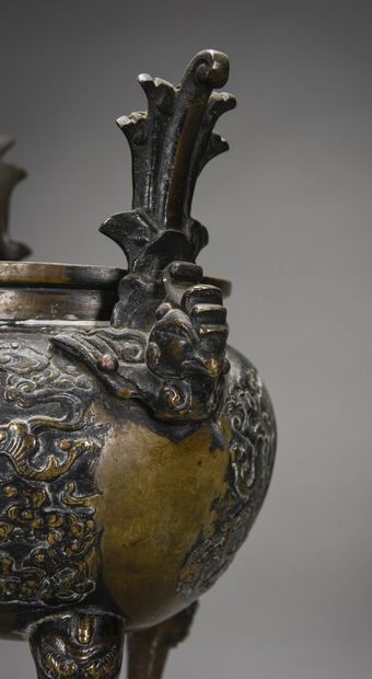 null VIETNAM, Brûle parfum en bronze

H totale : 27 cm 

Manque le couvercle