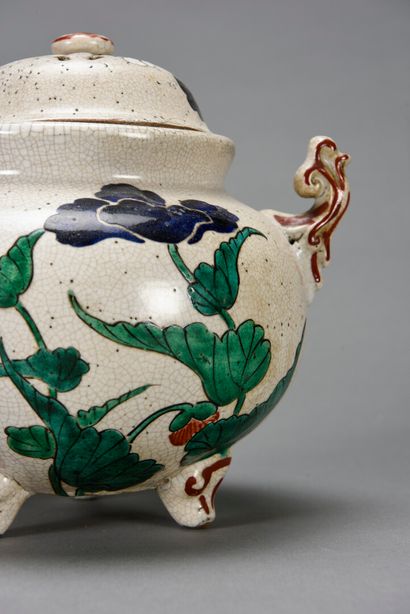  JAPON, Kutani, brule parfum en ceramique à décor de large fleur , fond en porcelaine...