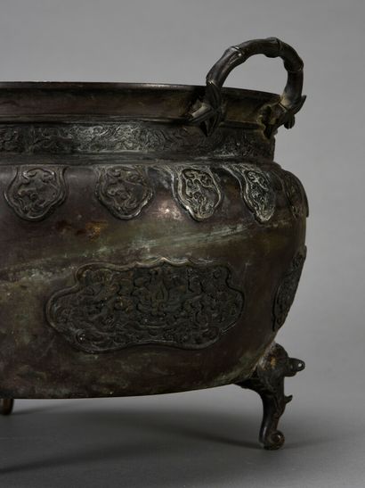  CHINE, Cache pot en bronze patiné à décor végétal stylisé en léger relief. 
19ème...