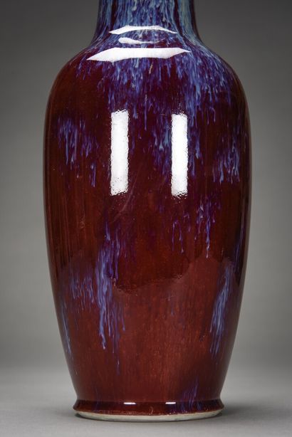  CHINE, Vase de forme balustre en porcelaine à décor monochrome rouge de cuivre,...