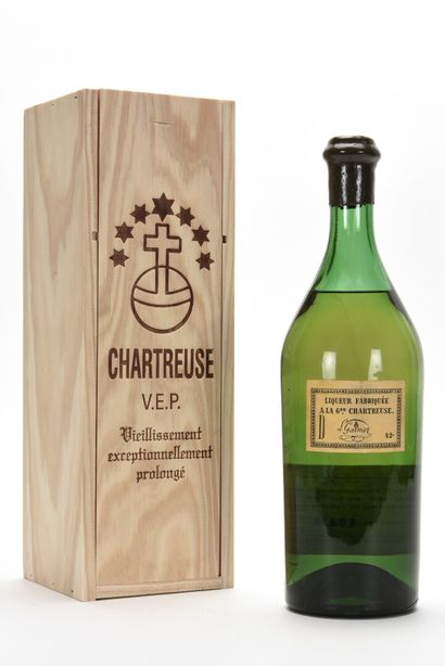 null 1 B CHARTREUSE JAUNE V.E.P. 100 cl 42% "mise en bouteille l'an 1973" (4,8 cm;...
