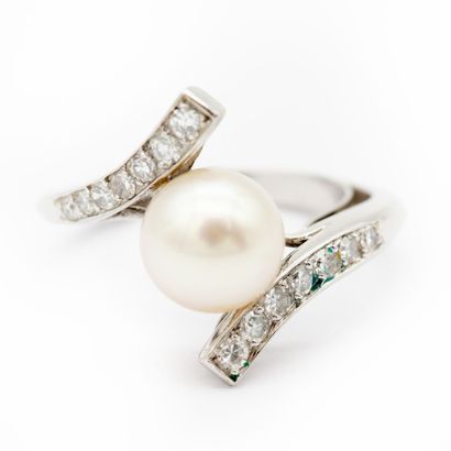 null Bague croisée en or blanc (750) 18K retenant une perle de culture. L'anneau...