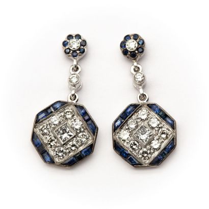 null Paire de pendants d'oreilles en or blanc (750) 18K fleur de saphirs et diamants...