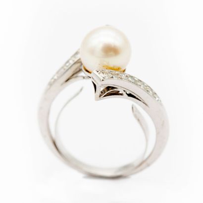null Bague croisée en or blanc (750) 18K retenant une perle de culture. L'anneau...