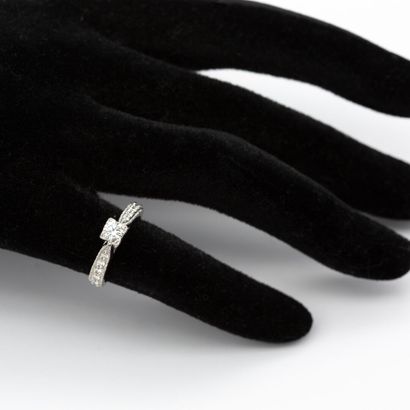 null Bague en or blanc (750) 18K griffée d'un diamant taille moderne, épaulé sur...