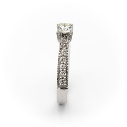 null Bague en or blanc (750) 18K griffée d'un diamant taille moderne, épaulé sur...