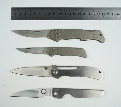 null Un lot de 4 couteaux tout en métal



Un couteau BOKER, manche titanium, 19...