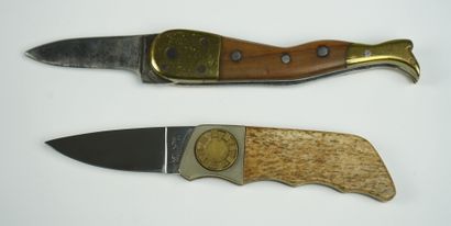 null Un lot de deux couteaux : 



Un couteau ancien, avec un manche en forme de...