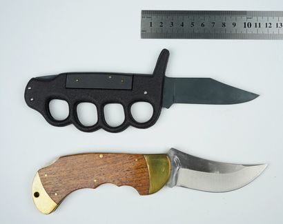 null Un lot de deux couteaux : 



Un couteau coréen, entièrement en métal noir,...