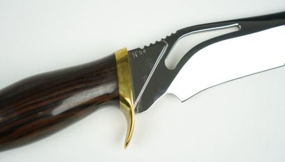 null Un couteau de chasse marque JMB (Browning), numéroté N°016 et N°04. 



31 cm...