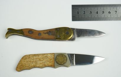 null Un lot de deux couteaux : 



Un couteau ancien, avec un manche en forme de...