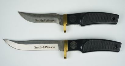 null Deux couteaux droits Smith & Wesson, manches moulés en plastique noir, garde...
