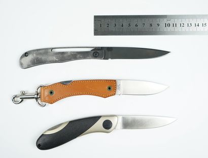 null Un lot de 3 couteaux pliants : 



Couteau de marque SOG, à pompe, manche recouvert...