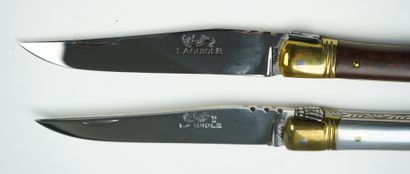 null Un lot de deux couteaux de modèle Laguiole, cran forcé, par Bernard Arthaud,...
